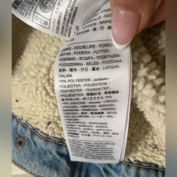 LEVI’S | Blue Denim Sherpa Jacket with silver pocket details size small - Picture 3 of 5